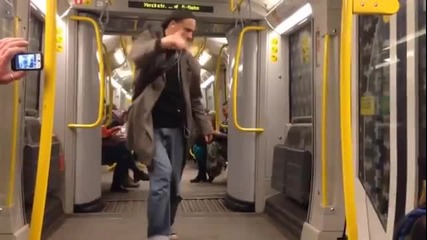 Луд танцьор в метрото