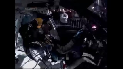 Travis Pastrana скача с кола на Red Bull 