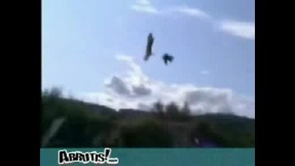 Моторист Скача Превърта Се И Пада Жестоко