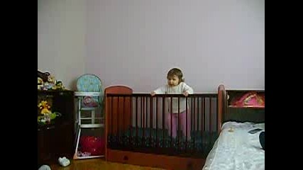 Бебе играе в кошара