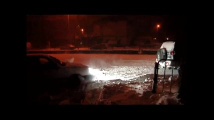Нисан Терано тегли Голф в снега