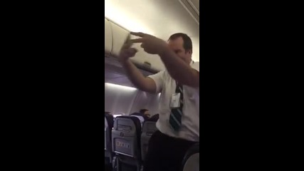 Стюард изтанцува указанията за безопасност на самолет
