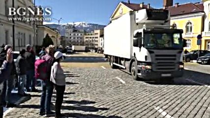Камиони блокираха жълтите павета пред Народното събрание