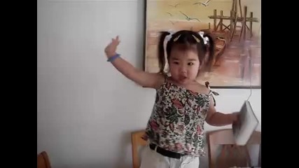 2 - годишно момиче пее невероятно! 