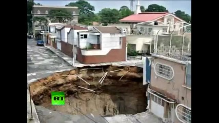 Video, images of Giant Sinkhole in Guatemala City 