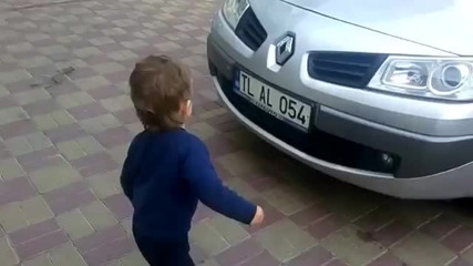 Момченце на 2 години разпознава марките на автомобилите!