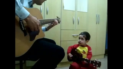 Баща и син пеят песен на Beatles
