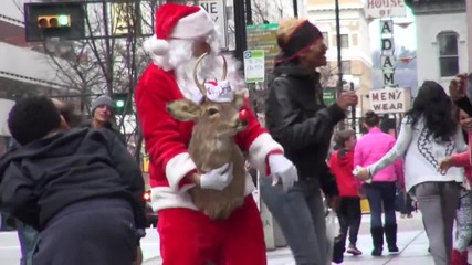Еленът на Дядо Коледа Рудолф тръгна по улиците на Сащ, за да плаши минувачите