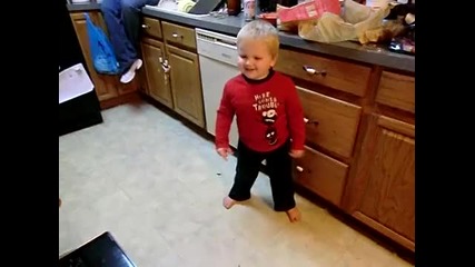 Дете пее и танцува много смешно на Imfao sext and i know