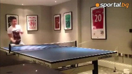 Ван Перси показва завидни умения по тенис на маса