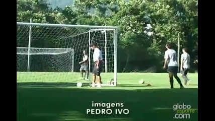 Роналдиньо вкара невъзможен гол на тренировка 