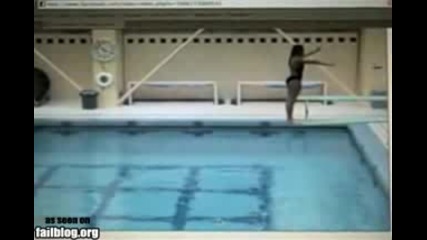 момиче скача в плувен басеин и се пребива 