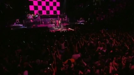 Avril Lavigne - Girlfriend (live)