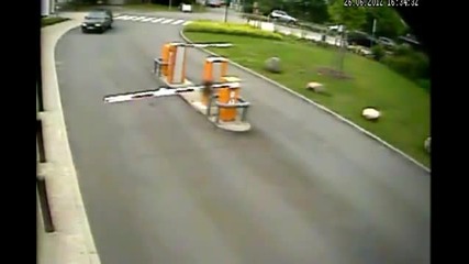 Смях! Момиче получава удар от бариера.