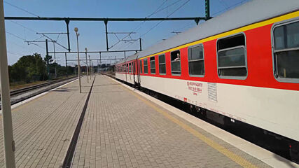 Влак 8611 с локомотив 44 001