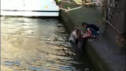 Две Жени Малко Се Понамокриха Ама Карай Ся 