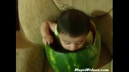 Бебе изяжда цяла диня !!!