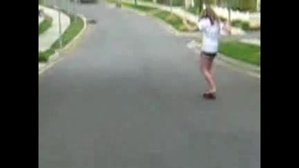 Момиче се пребива със скейт 
