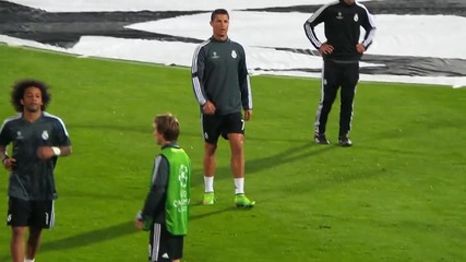 Кристиано Роналдо загрява преди мача с Лудогорец от Шл в София