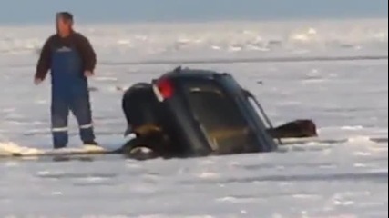 Риболовът върху лед носи големи рискове ,като този!