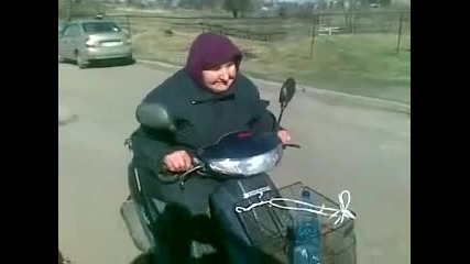 Руска баба яха скутер!