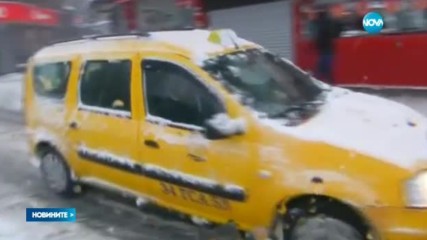 Студът и снегът парализираха летищата в Истанбул