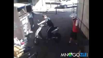 Не давайте на деца да карат скутер !! *смях*
