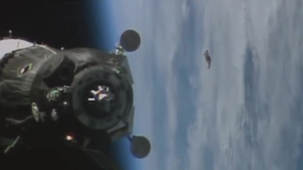 Камери заснеха как Нло преследва товарен спътник