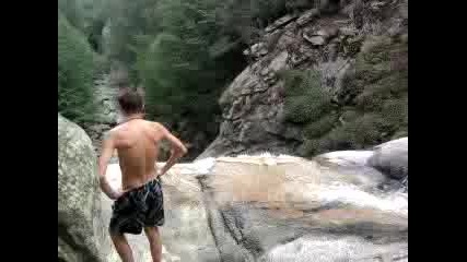 смелчага скача от 20 метров водопад 