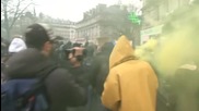 Десетки задържани при сблъсъци между протестиращи и полиция във Франция