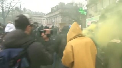 Десетки задържани при сблъсъци между протестиращи и полиция във Франция