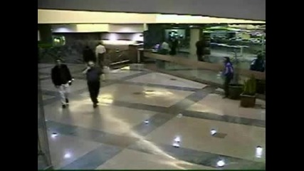 Циганин се изсира в мол (охранителна камера) 