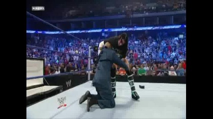 Undertaker вкарва tedi в ковчек и той започва да се мазни на Undertaker от страх