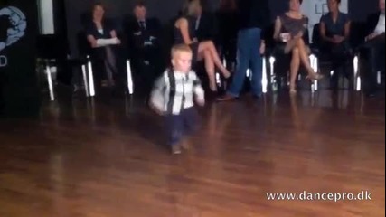 Двегодишно дете танцува чудесно Paso Doble