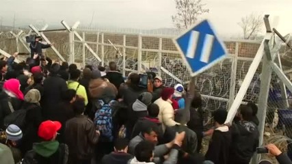 Сълзотворен газ срещу мигранти на границата между Гърция и Македония