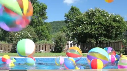 Деца пресъздават водно шоу в басейн стил хотелът "bellagio" в Лас Вегас