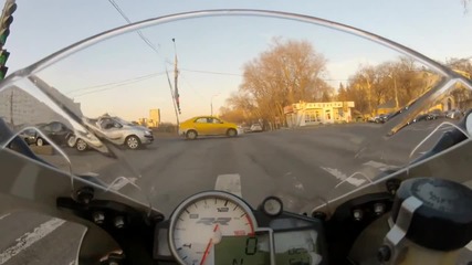 Най-добрият ъгъл, в плътен трафик с мотор