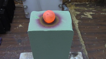 Нагорещена топка никел произвежда странни резултати върху пяна.
