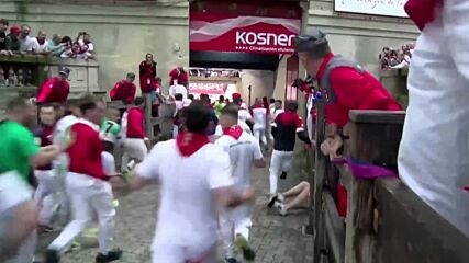 Първо надбягване с бикове на фестивала "Сан Фермин" в Памплона