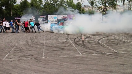 15 мъже дърпат с въже Bmw