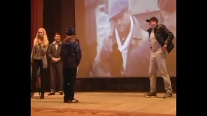 Звездата Жан - Клод Ван Дам демонстрира ритници над главата на дете
