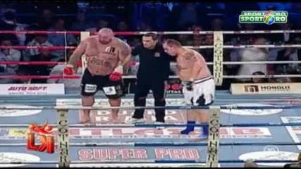 Mma - Дебел мъж смазва опонента си