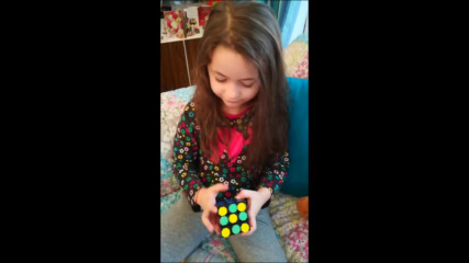 Дете на 5 години реди кубче Рубик
