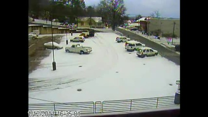 Снегорин пропада докато чисти паркинг 