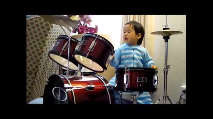 Това дете ще ви изуми!! 2 годишен yникален барабанист!