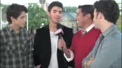 Jonas Brothers Christmas Parade interview 2 