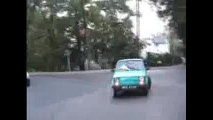 Леко Странна кола 