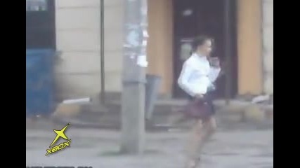 Пияно момиче не може да пресече улицата 