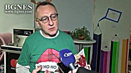 Учители и ученици по коледни пижами и пантофи в училище