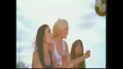 Брюнетки и блондинки играят футбол